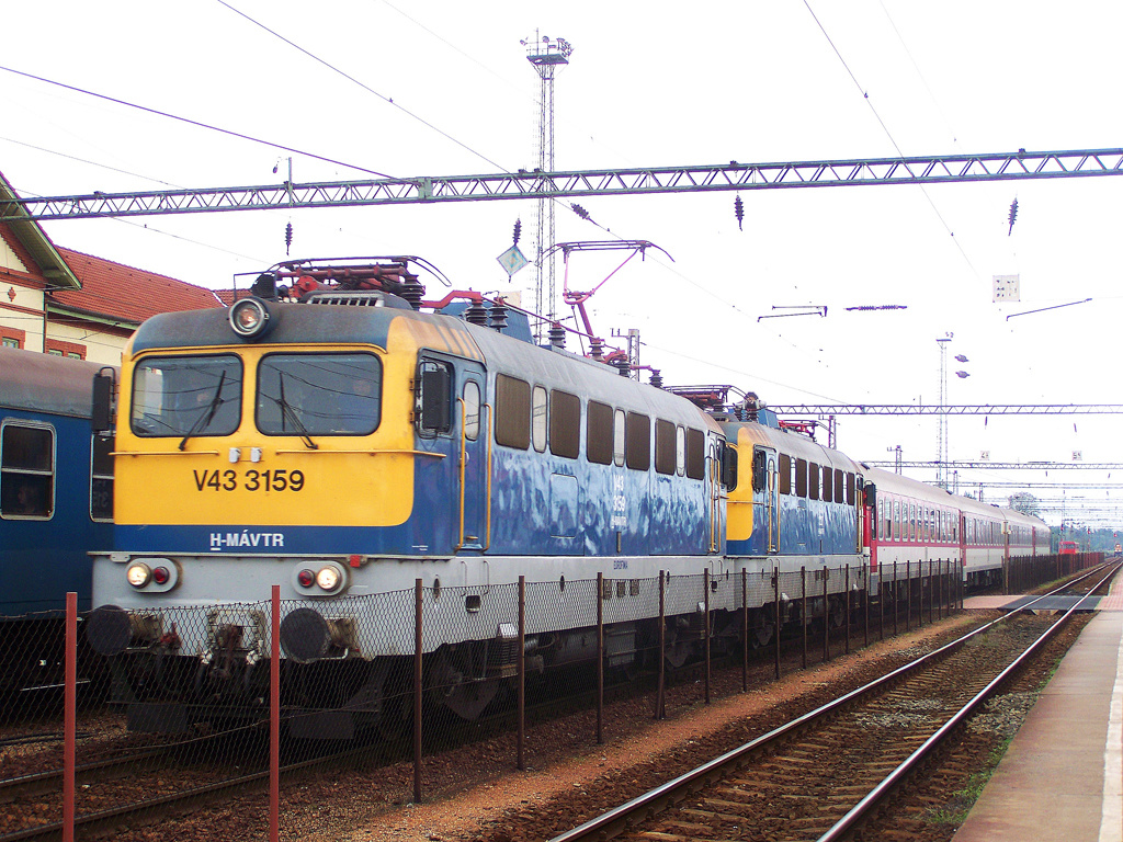 V43 - 3159 + V43 - 3227 Dombóvár (2010.09.27).