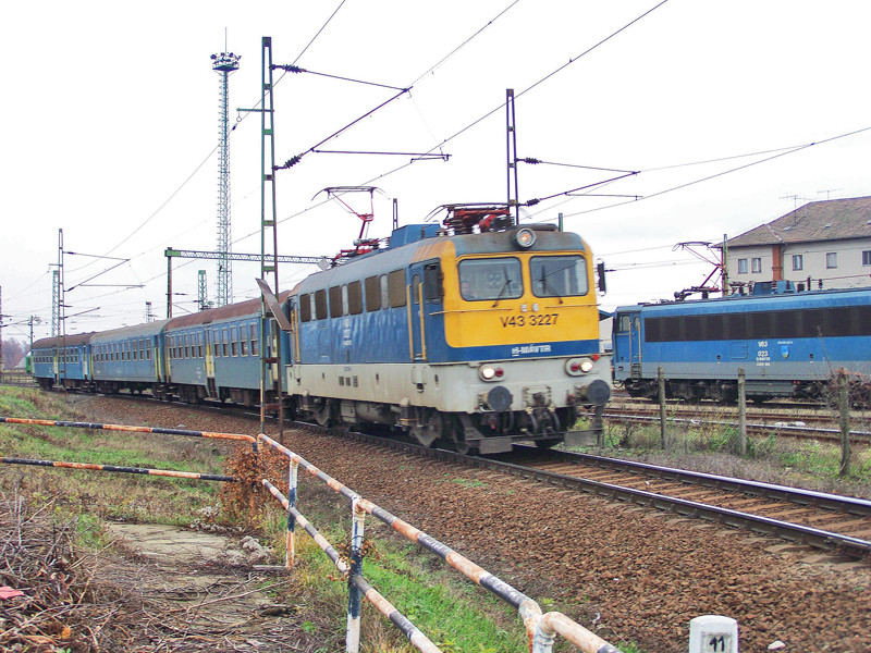 V43 - 3227 Dombóvár (2009.12.13).