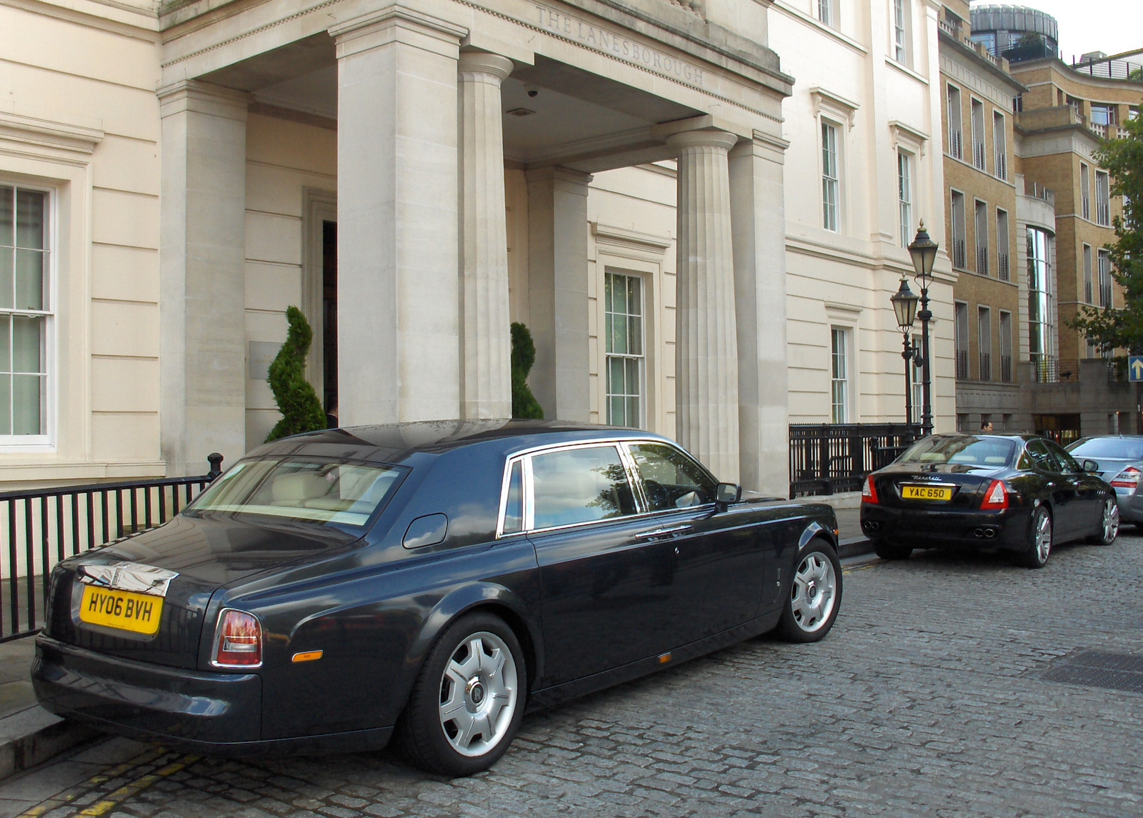 Rolls-Royce Phantom EWB - Maserati Quattroporte