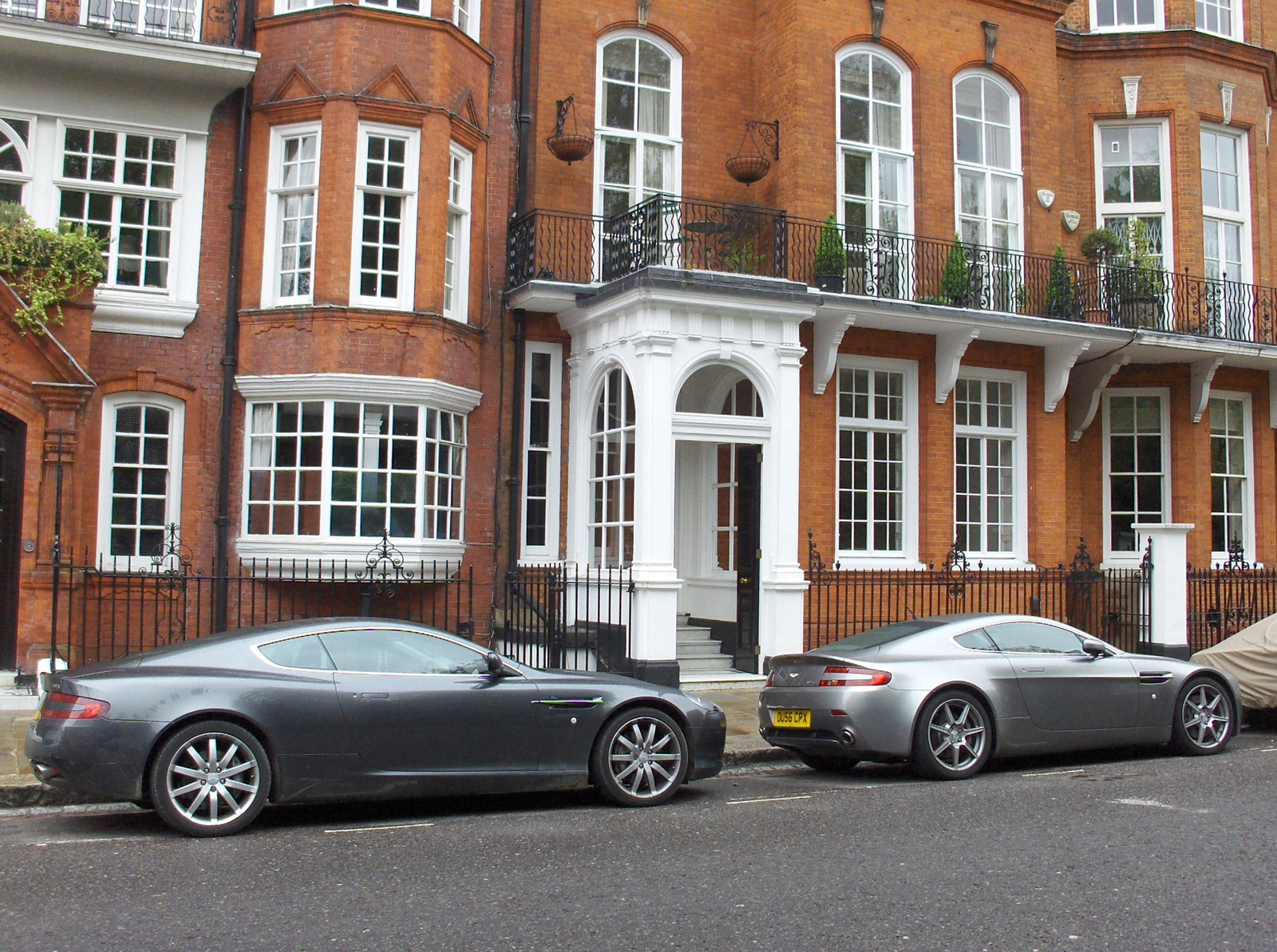 Aston Martin DB9 & V8 Vantage