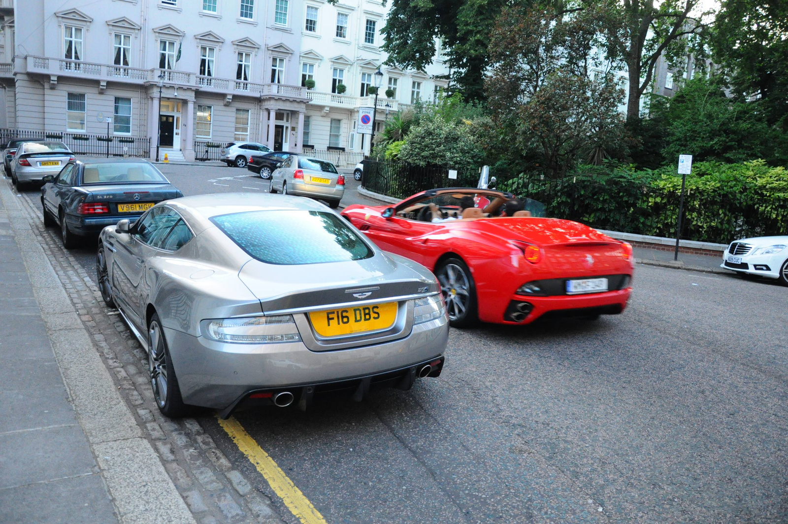 Aston Martin DBS - Ferrari California