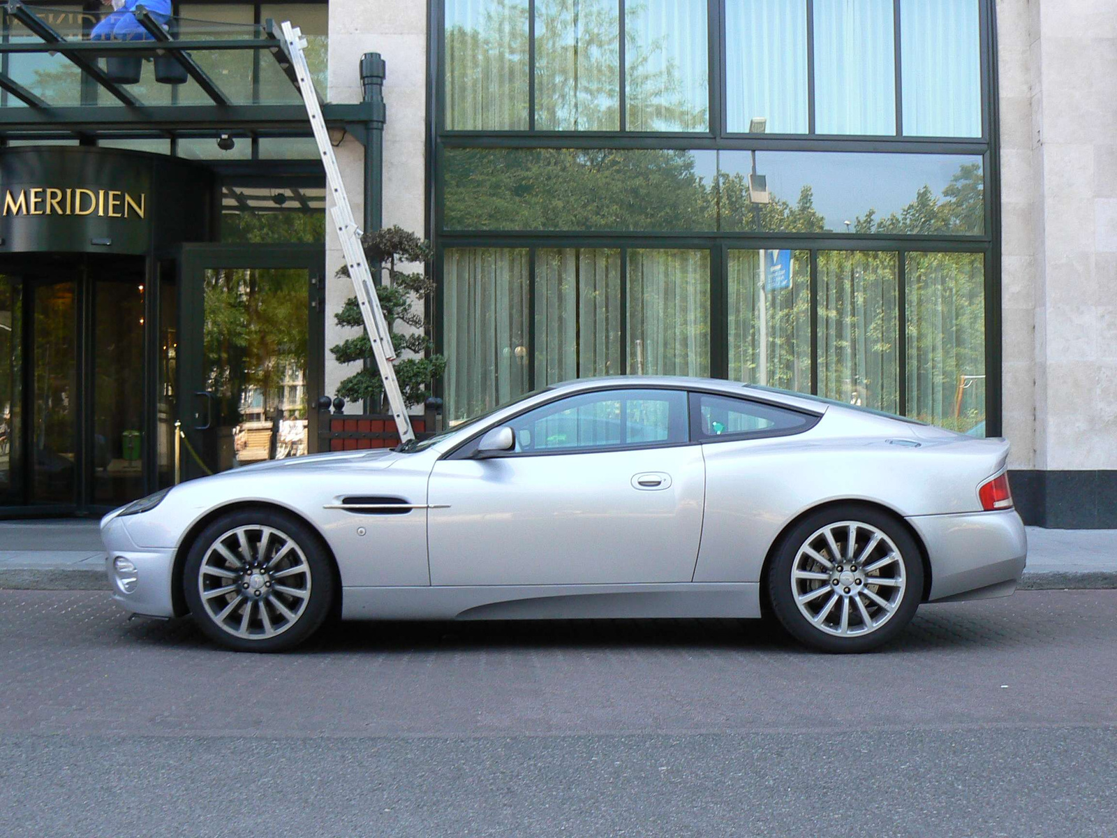 Aston Martin Vanquish 021