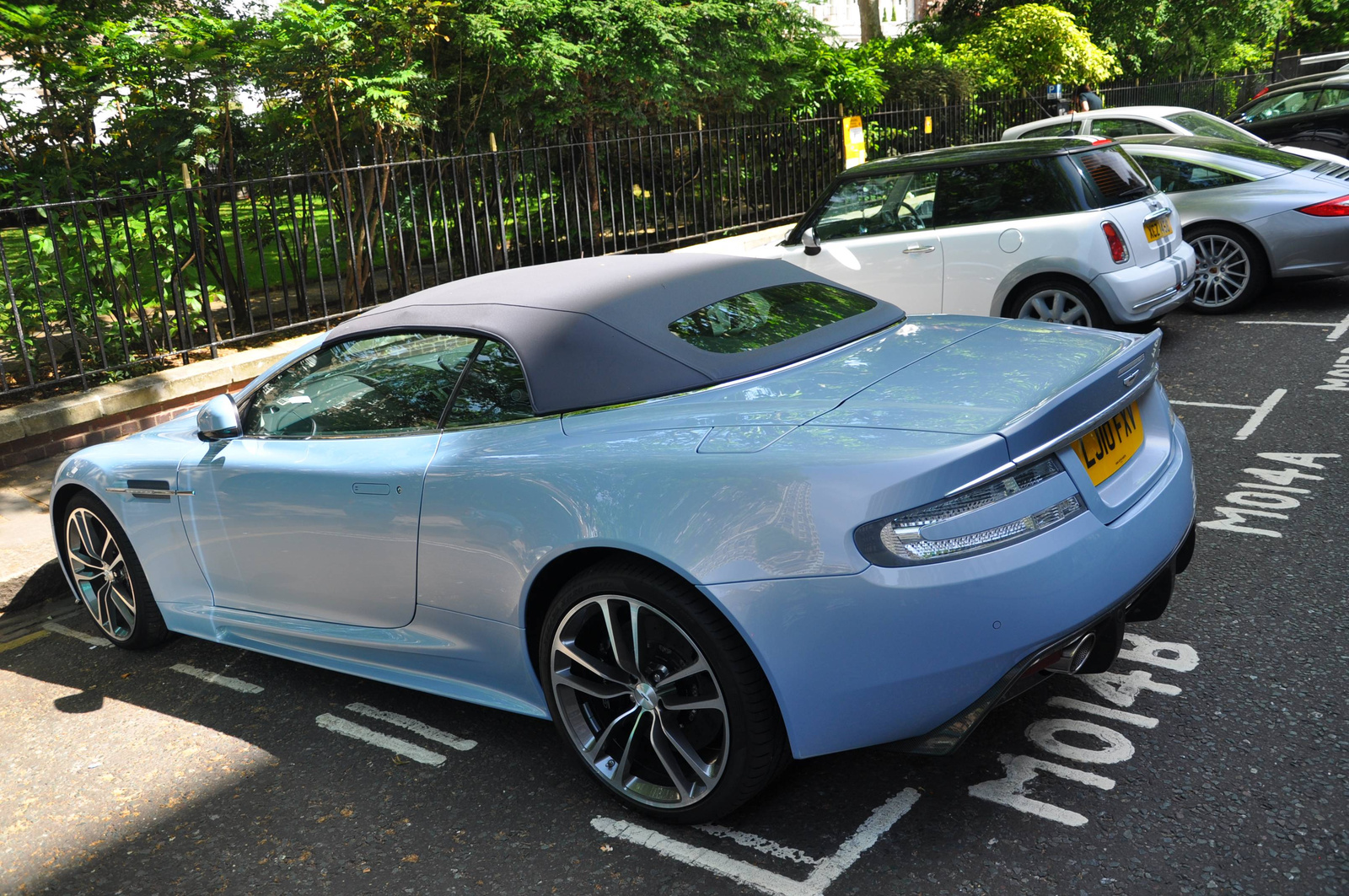 Aston Martin DBS Volante