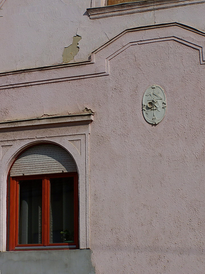 Salgótarján óváros, egy címer a ház falán megmaradt