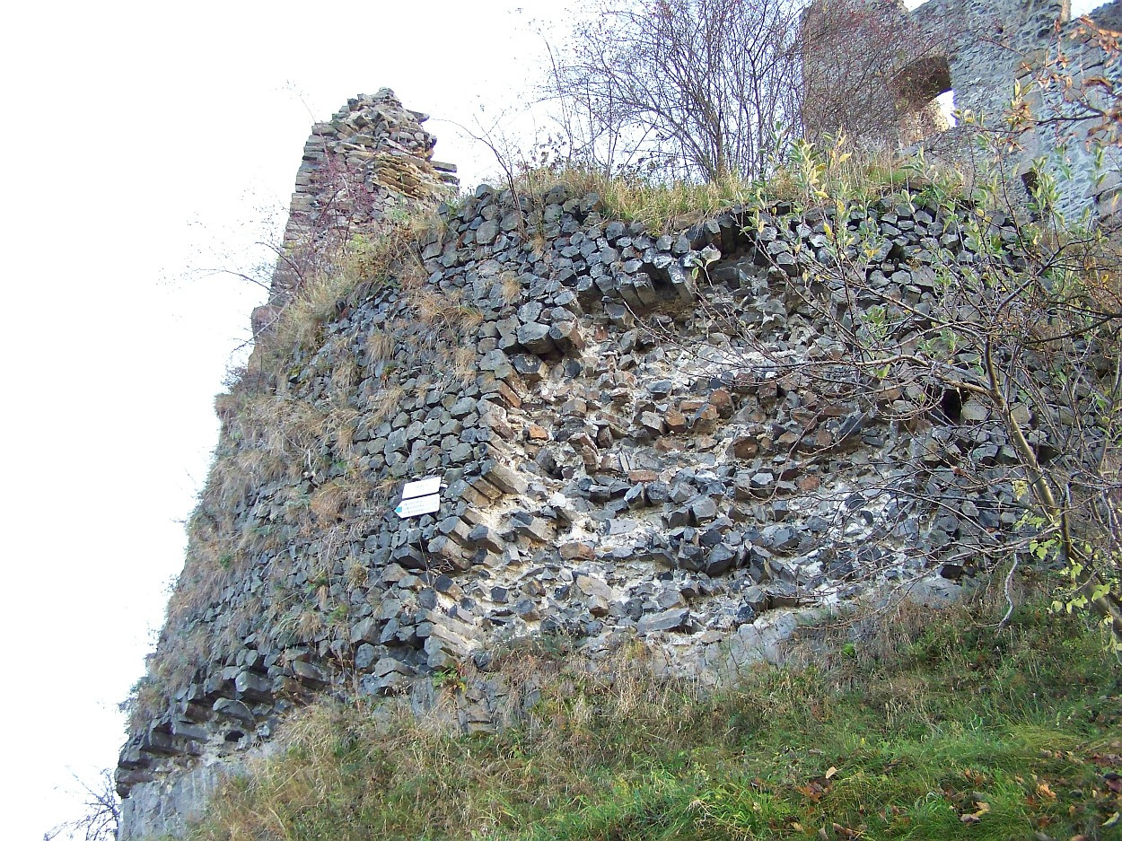 Somoskői vár, a fekvő bazaltoszlopok végei