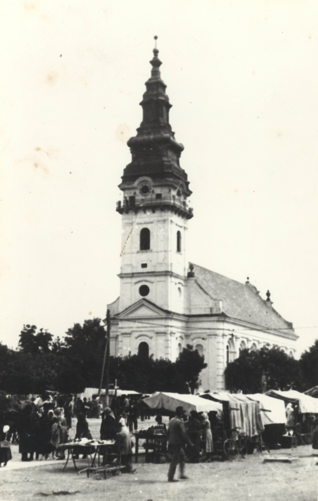 17 Vásár a templomnál, torony 1937
